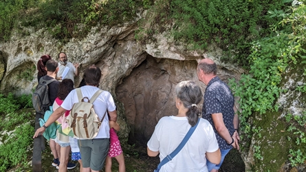 Més de 600 persones visiten l’Arqueoparc Coves de Serinyà durant el mes de juliol