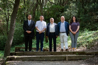 Més d’un centenar de persones assisteixen a l’acte de presentació i jornada de portes obertes a l’Arqueoparc Coves de Serinyà